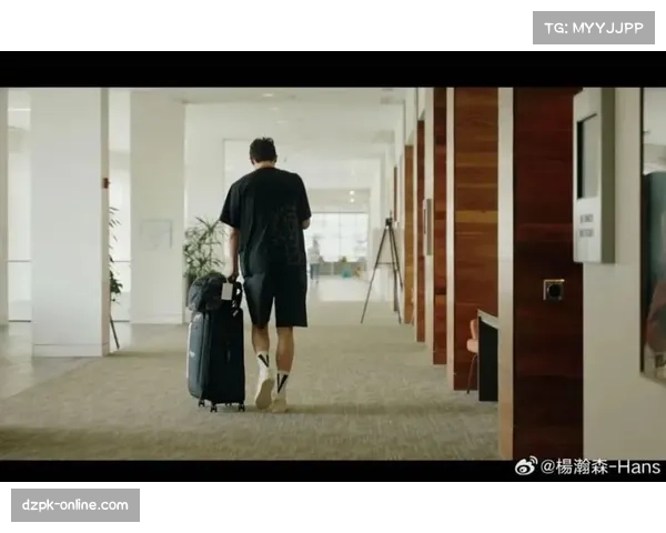 杨瀚森谈考驾照时遇见马路中间遛狗的尴尬情境以及自己不敢按喇叭的原因